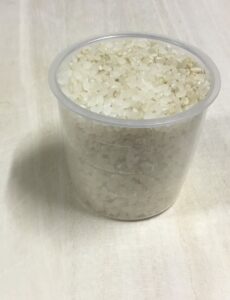 お米入った計量カップ